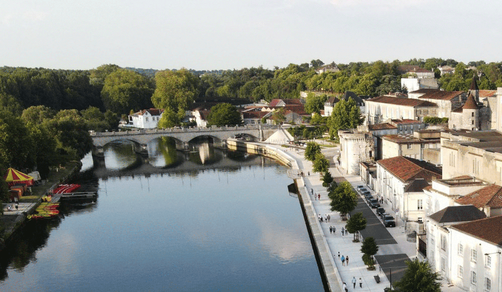 Cognac, city of Art and History, on the Flow Vélo