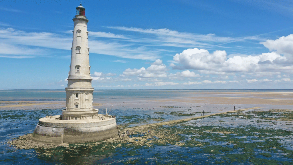 Cordouan lighthouse on the Tour de Gironde by bike, visible from Royan or Verdon-sur-Mer and can be visited – © Dominique ABIT